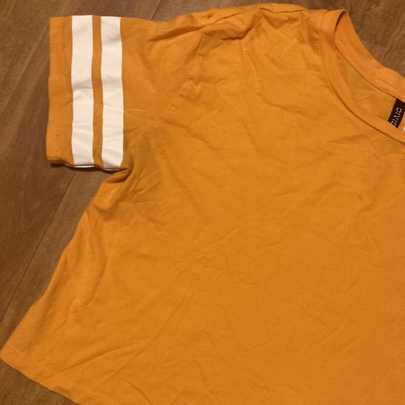 ❤️🔥5/20$ DIVIDED💫 Women’s Mustard Yellow Short Sleeve Sport Cropped Top - Picture 2 of 4